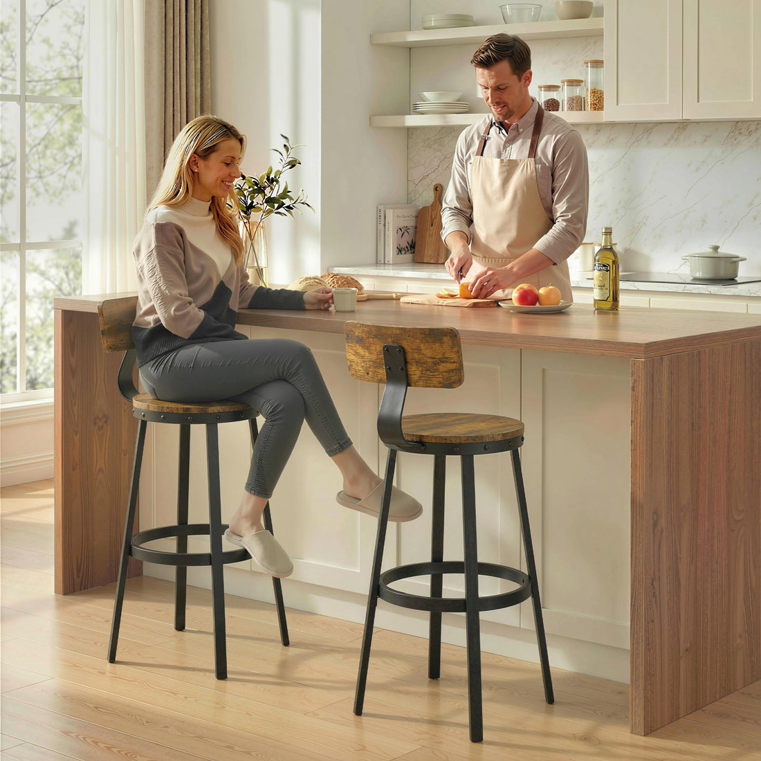 Set 2 Sgabelli da Bar Stile Rustico con Poggiapiedi, in Legno e Metallo, 37x47x96 cm, Marrone