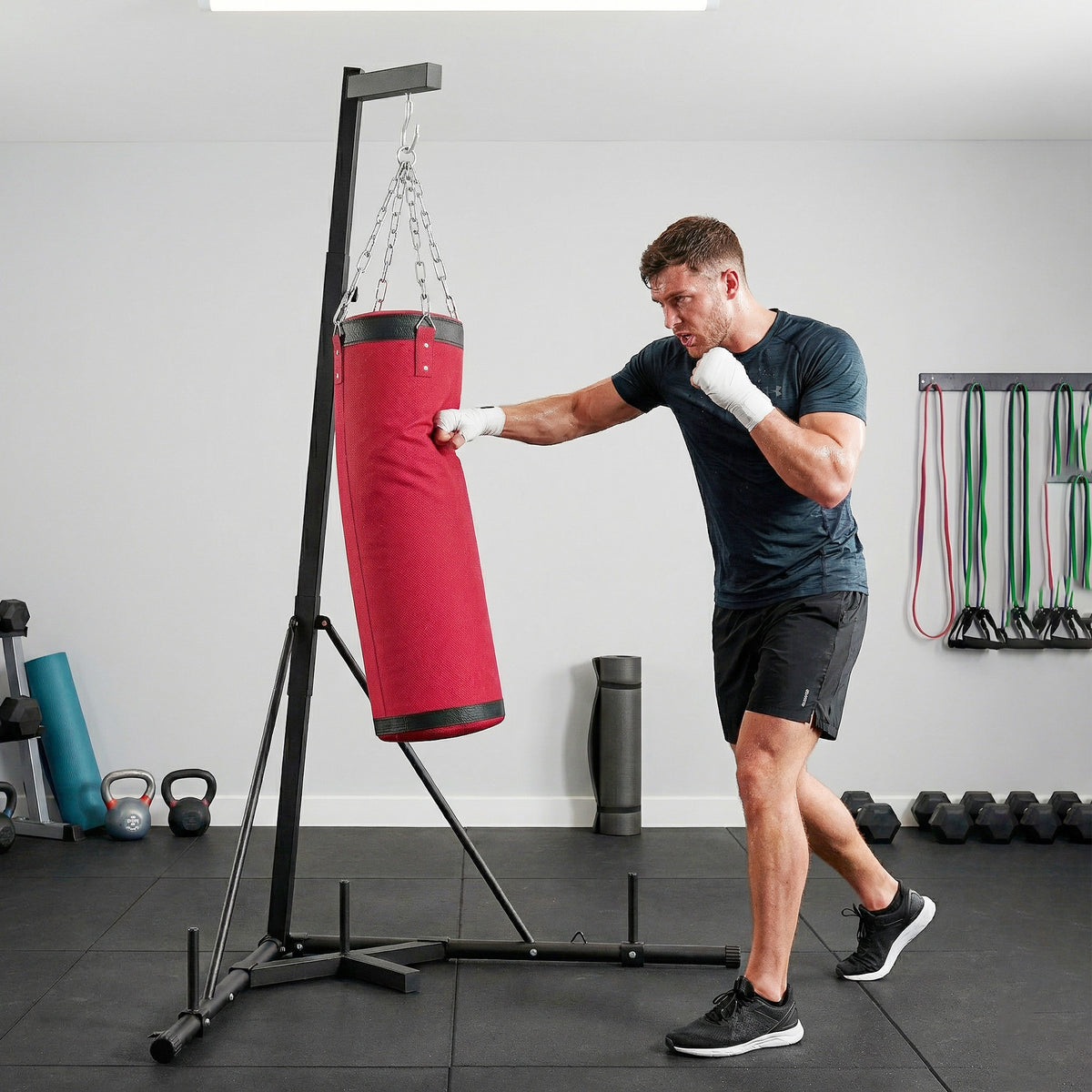 Supporto Sacco Boxe Regolabile con Base Triangolare e Sacco da Boxe, in Acciaio e Tela, 175x91x185-231 cm, Rosso