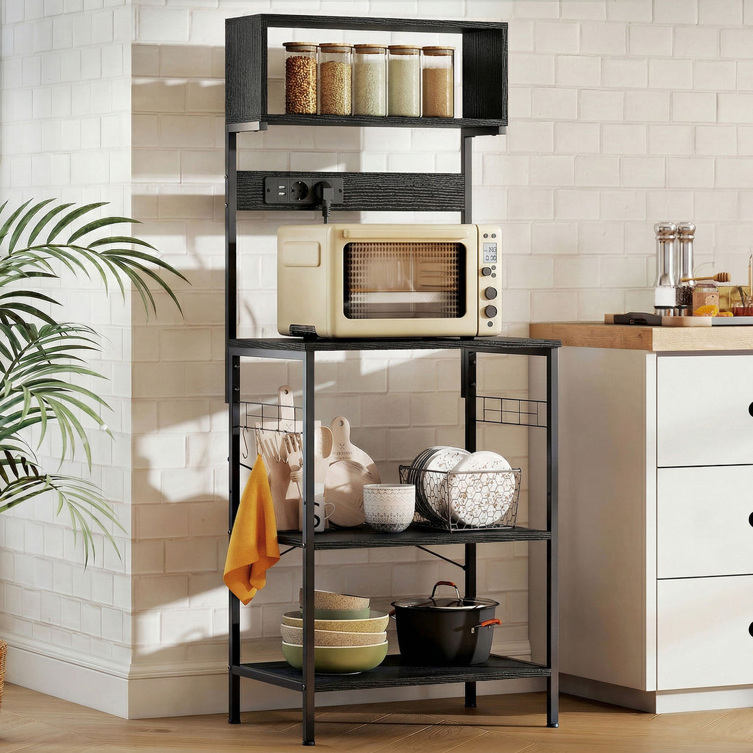 Scaffale da Cucina con Multipresa per Microonde con Ripiani e Ganci Stile Industriale, Legno e Acciaio, Nero