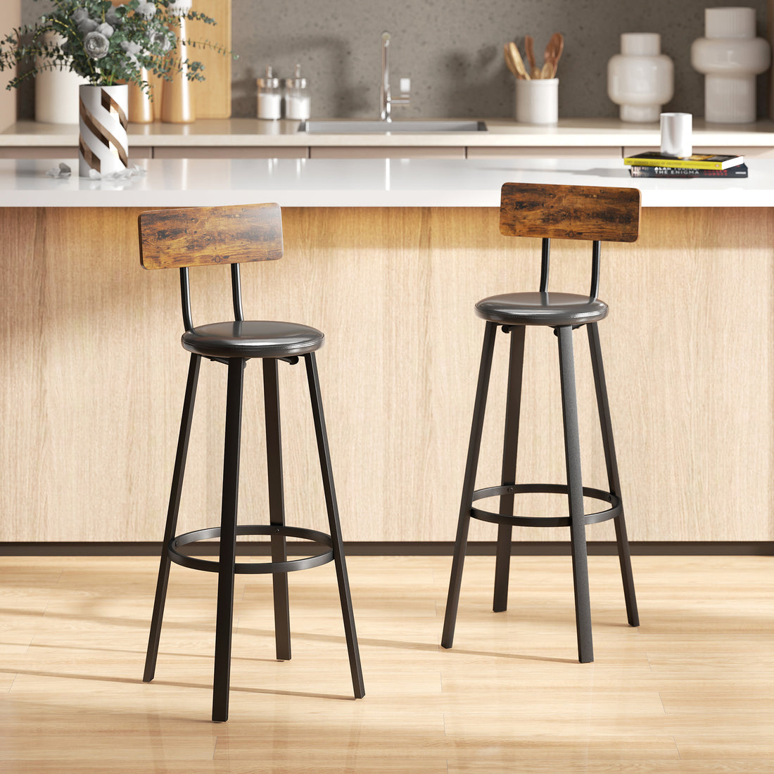 Set 2 Sgabelli da Bar Stile Industriale con Schienale, Seduta in Finta Pelle e Poggiapiedi, Marrone Rustico